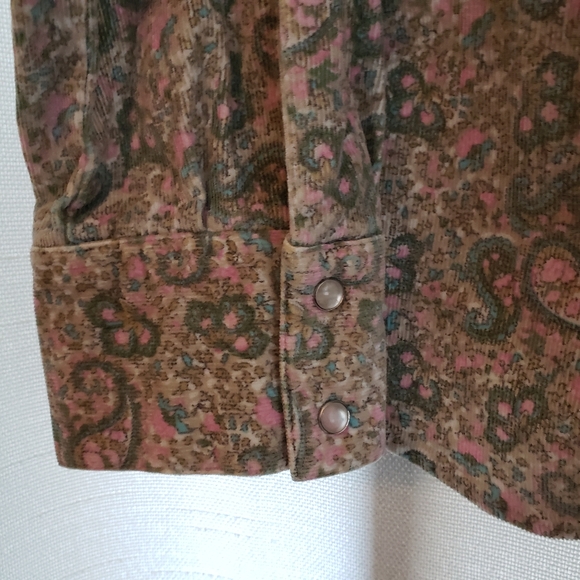 Two Hearts Maternity pearl snap buttons long sleeved paisley shirt size large - Picture 4 of 6
